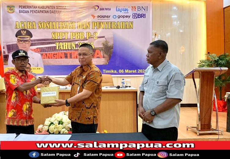 Penyerahan SPPT PPB-P2 oleh Kepala Bapenda Dwi Cholifa kepada Kepala Kelurahan Kamoro Jaya Musdalifah (salampapua.com/Evita)