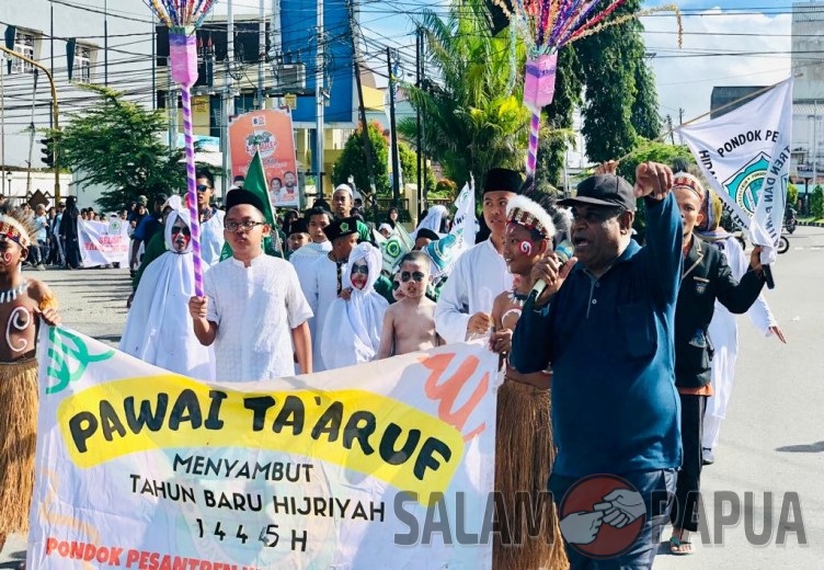 Ketua PHBI Mimika Laitam Gredenggq saat mengarahkan Pawai Ta?aruf (Foto:salampapua.com/Evita)