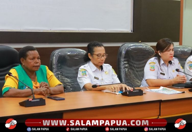 Asisten II Setda Pemkab Nduga, Ina Gwijangge, Direktur RSUD Mimika, dr. Faustina Helena Burdam dan pejabat RSUD Mimika saat mendengarkan pemaparan SOP pelayanan di RSUD Mimika (salampapua.com/Abeth)