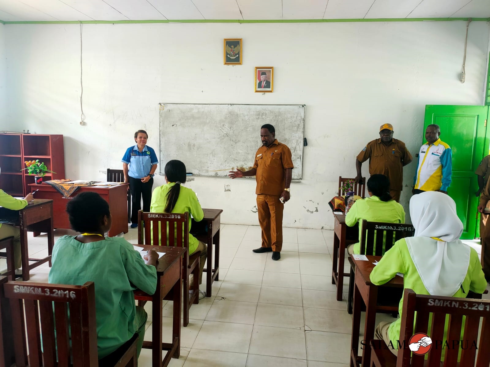 Kepala Dinas Pendidikan Mimika Willem Naa saat memantau pelaksanaan Ujian Sekolah di SMKN 3 Kesehatan Timika (Foto:salampapua.com/Acik)