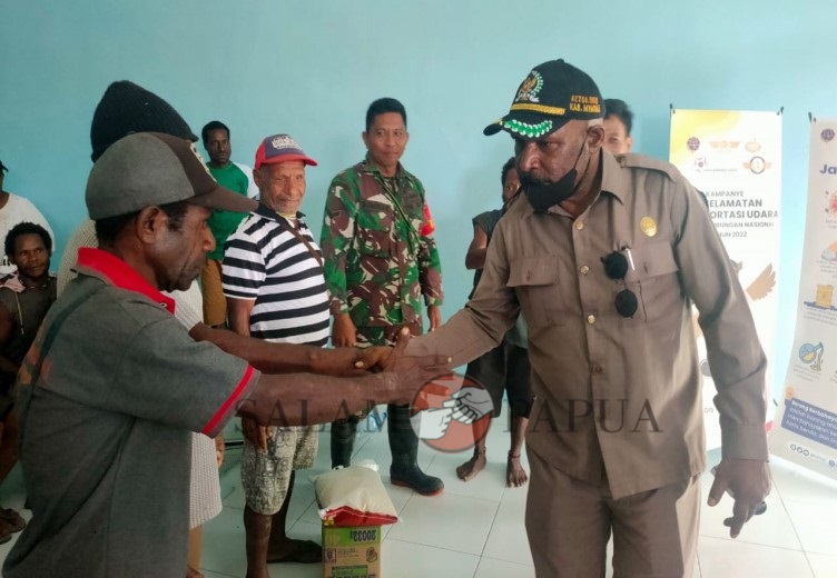 Ketua DPRD Mimika Anton Bukaleng berpamitan dengan masyarakat Agimuga yang hadir dalam resesnya (Foto:salampapua.com/Acik)