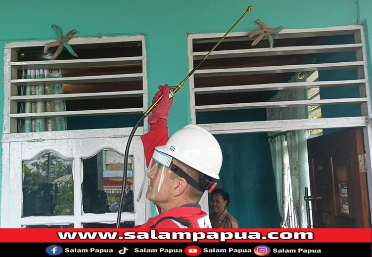 Executive Vice President Technical Services PTFI Christopher E. Zimmer saat menyemprotkan IRS di rumah salah satu warga (salampapua.com/Abeth)