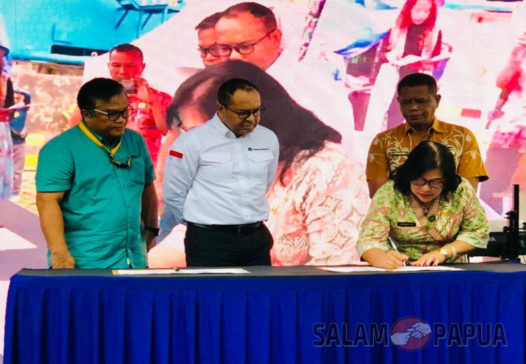 Penandatanganan berita acara serah terima oleh Asisten III Bidang Administrasi Umum Setda Mimika Hendritte Tandiyono, mewakili Bupati Mimika Eltinus Omaleng (salampapua.com/Evita)