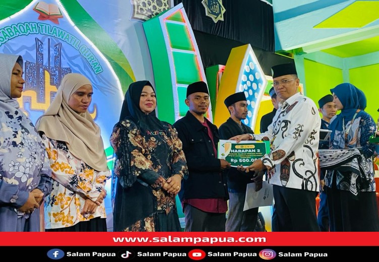 Pemberian hadiah kepada pemenang oleh Ketua LPTQ H. Dwi Cholifah (salampapua.com/Evita)