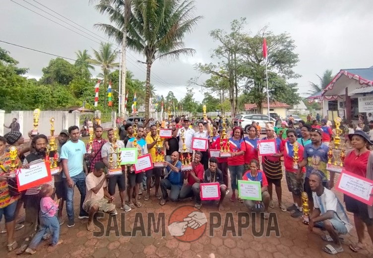 Foto bersama usai ditutupnya seluruh rangkaian kegiatan jelang HUT RI ke-78 di Kwamki Narama (Foto:salampapua.com/Acik)