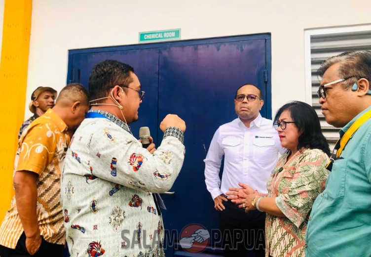 Meninjau Chemical Room Pengolahan Air Bersih (salampapua.com/Evita)