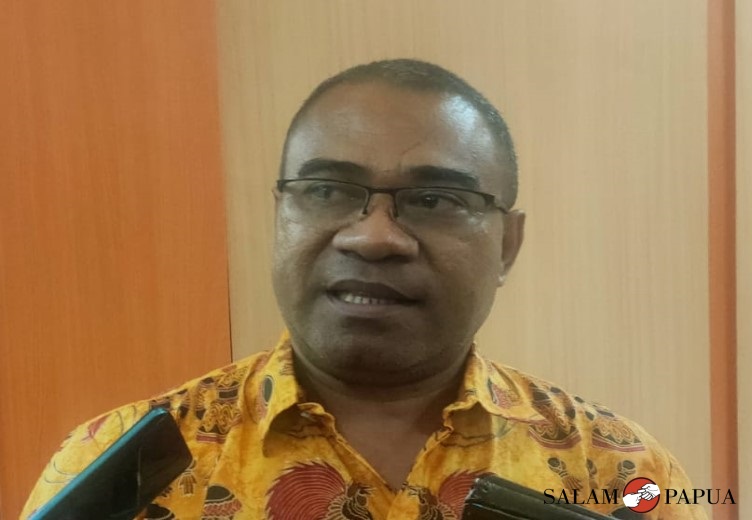 Kepala BKPSDM Mimika, Ananias Faot saat diwawancarai awak media di Timika (Foto:salampapua.com/Acik)