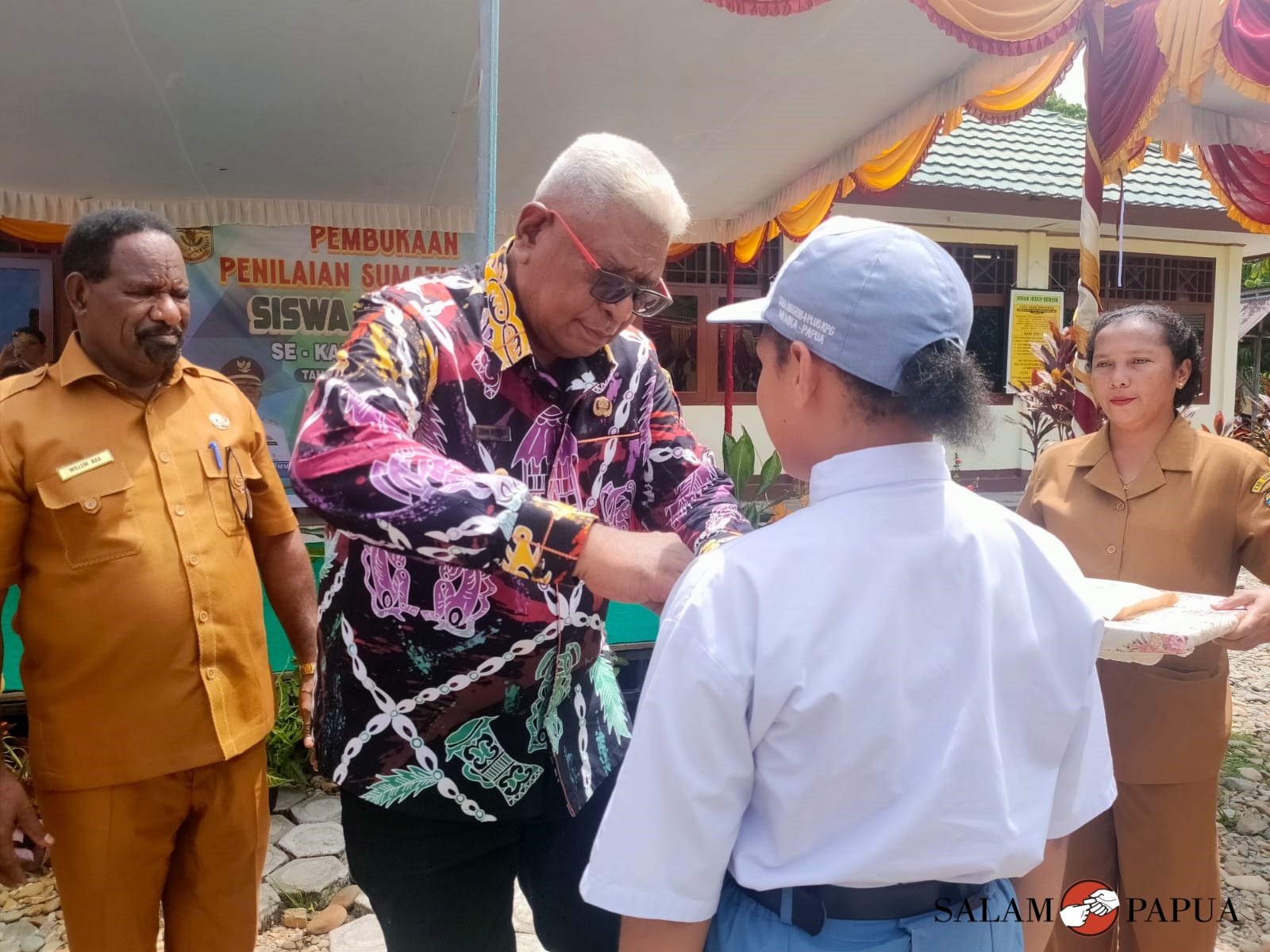 Penyematan tanda peserta Ujian Sekolah oleh Plt Bupati Mimika Johannes Rettob didampingi Plt Kepala Dinas Mimika Willem Naa (Foto:salampapua.com/Acik)