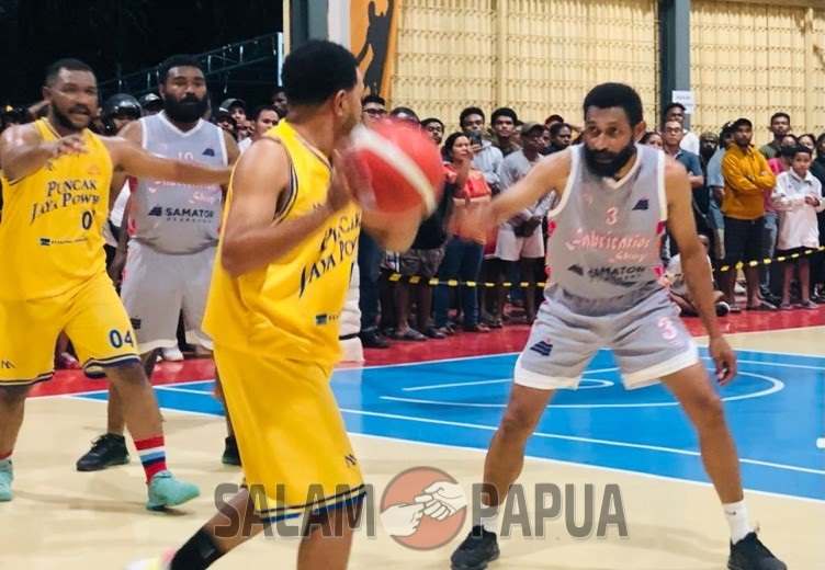 Situasi pertandingan Final Tim Basket Putra PJP Vs Fabrikasi (Foto:salampapua.com/Evita)