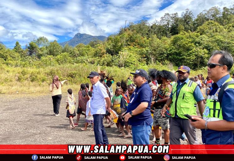 Masyarakat menyambut Caravan saat tes Landing di Lapter Noema di Kampung Piligom Distrik Jila, Jumat (9/5/2025) (salampapua.com/Evita)