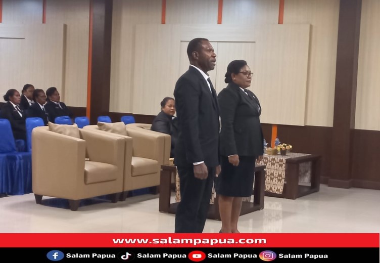 Pengucapan janji pejabat eselon III dan IV lingkup Pemkab Mimika selaku peserta pelatihan (salampapua.com/Acik)