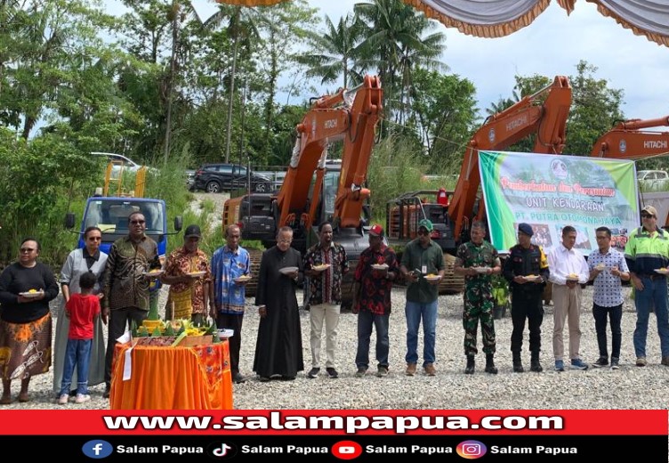Pemberian potongan tumpeng kepada semua stakeholder yang hadir (salampapua.com/Evita)