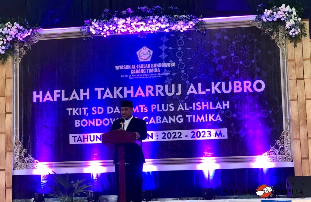 Ketua Yayasan Al-Islah Bondowoso Pusat Abi Kiyai H Thoha Yusuf Zakariya saat menyampaikan sambutannya (Foto:salampapua.com/Evita)