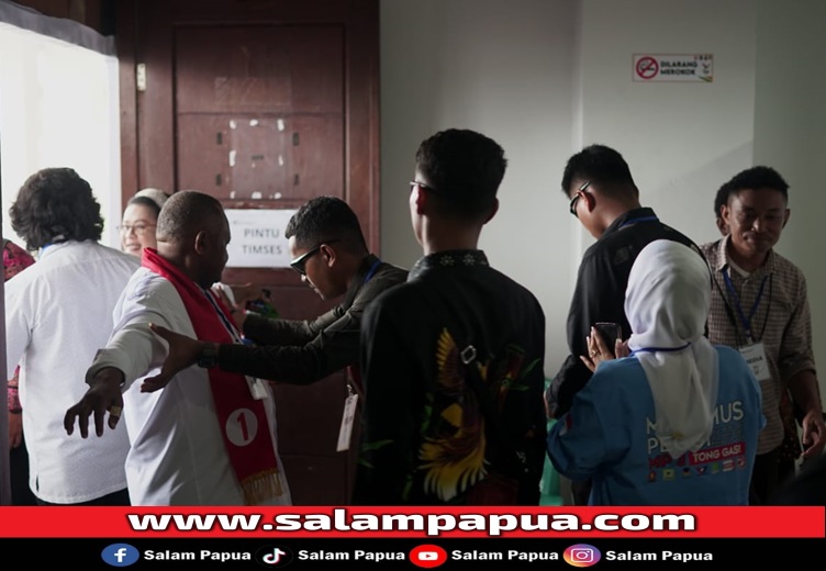 Tamu undangan/massa pendukung Paslon saat diperiksa aparat keamanan pada pintu masuk (salampapua.com/Abeth)
