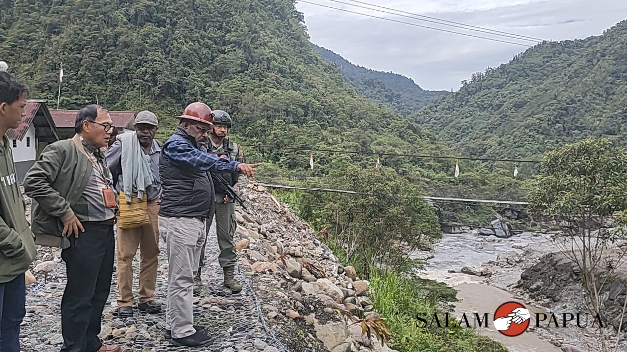 Anton Bukaleng,S.Sos,M.Si saat meninjau lokasi pembangunan jembatan beton penghubung Banti 2 dan Opitawak (Foto:salampapua.com/Acik)