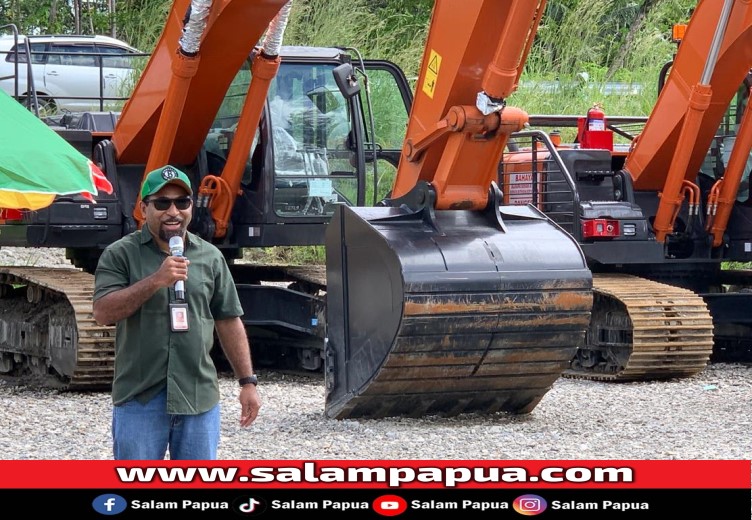 Superintendent Apprentice Management Nemangkawi Mining Institute, Imanuel Kafiar mewakili pimpinan PT Freeport Indonesia saat menyampaikan sambutan (salampapua.com/Evita)