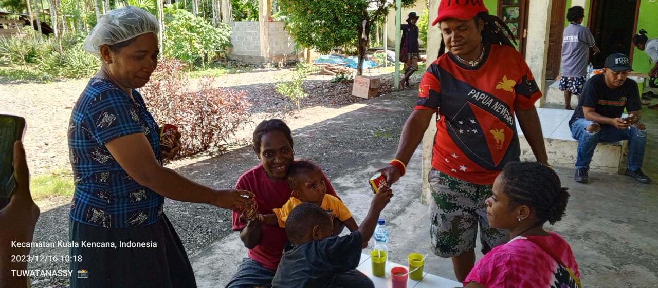 Pembagian makan siang kepada anak-anak (Foto:istimewa)