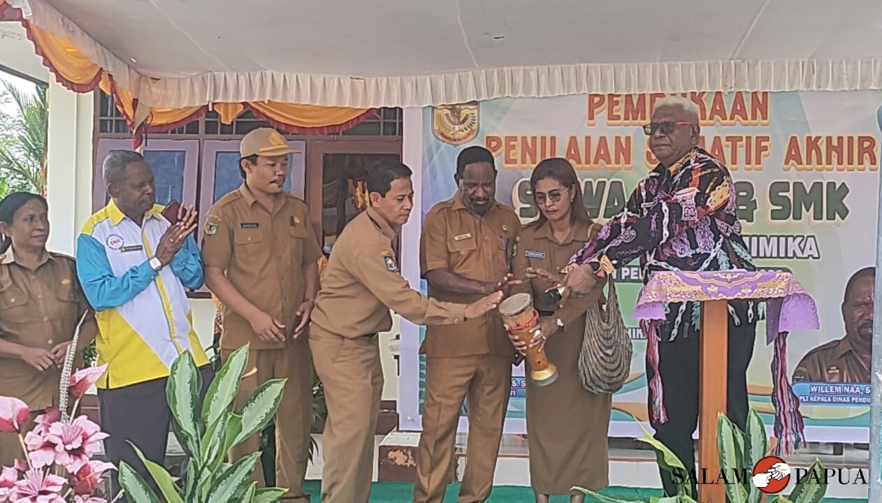 Pemukulan tifa pembukaan pelaksanaan Ujian Sekolah SMA/SMK di Kabupaten Mimika (Foto:salampapua.com/Acik)