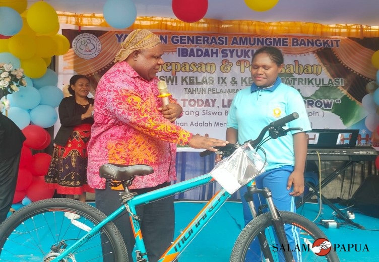 Penyerahan hadiah sepeda kepada siswi binaan Asrama Joronep yang berprestasi (Foto:salampapua.com/Acik)