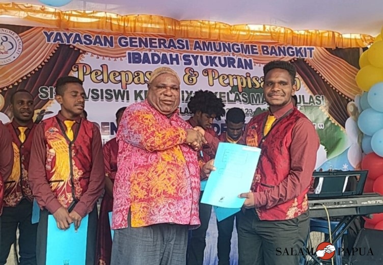 Doa pemberkatan bagi puluhan siswa Kelas IX dan Kelas Matrikulasi yang diluluskan (Foto:salampapua.com/Acik)