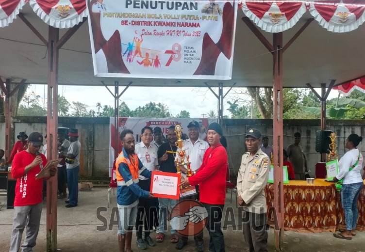Penyerahan hadiah kepada juara terbaik 2 kebersihan kampung (Foto:salampapua.com/Acik)