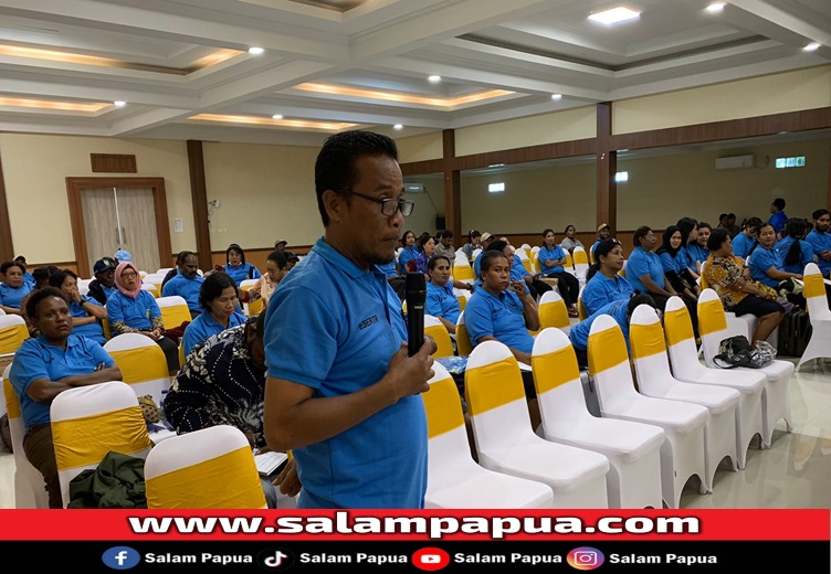 Perwakilan peserta dari Kelurahan Dingo Narama saat menyampaikan pertanyaan (salampapua.com/Acik)