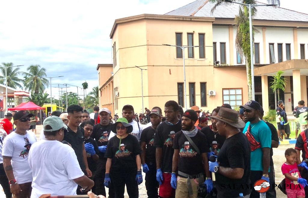 Rombongan Tim Maximus Gladiator menuju titik pembersihan di Jalan Baru Timika (Foto:salampapua.com/Evita)
