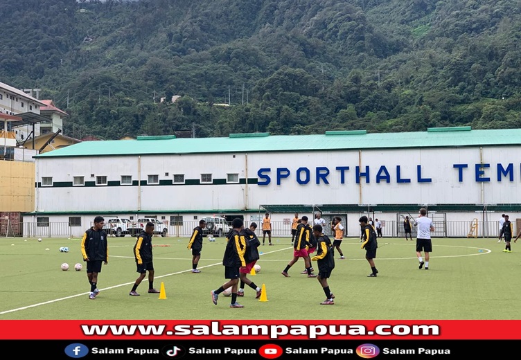 Siswa Mount Zaagkam Internasional School (MZIS) saat berlatih bersama anak-anak PFA di Sporthall Tembagapura (salampapua.com/Evita)