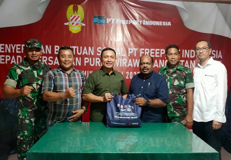 Penyerahan secara simbolis Bansos PTFI kepada PPAD (Foto:salampapua.com/Acik)