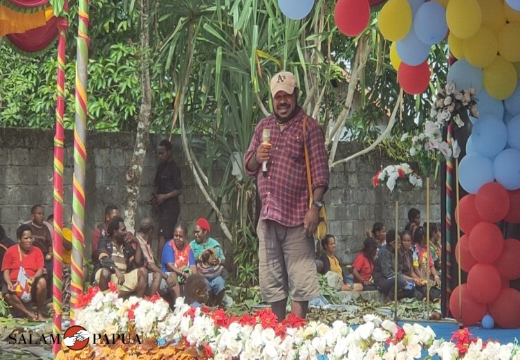 Perwakilan orang tua, Amandus Magal saat menyampaikan ucapan terimakasih (Foto:salampapua.com/Acik)
