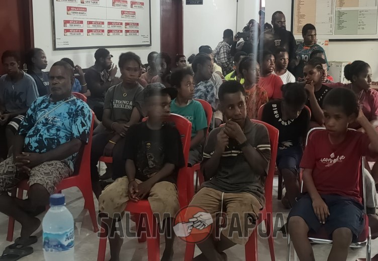 Siswa-siswi SMP dan SMA di Kampung Damai yang menerima bantuan saat mendengarkan arahan (salampapua. com/Acik)