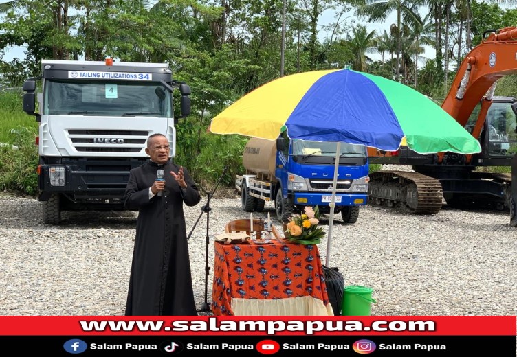Pastor Amandus Rahadat, Pr saat memimpin Misa Pemberkatan kendaraan milik PT Putra Otomona Jaya (salampapua.com/Evita)