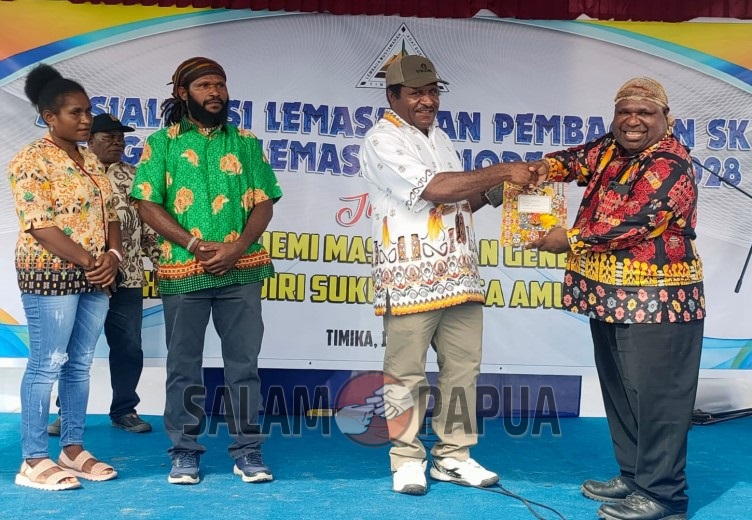 Penyerahan SK LEMASA oleh Amungeme Nagawan Menuel Jhon Magal kepada Wakil Direktur  LEMASA Mesak Bukaleng (Foto:salampapua.com/Acik)