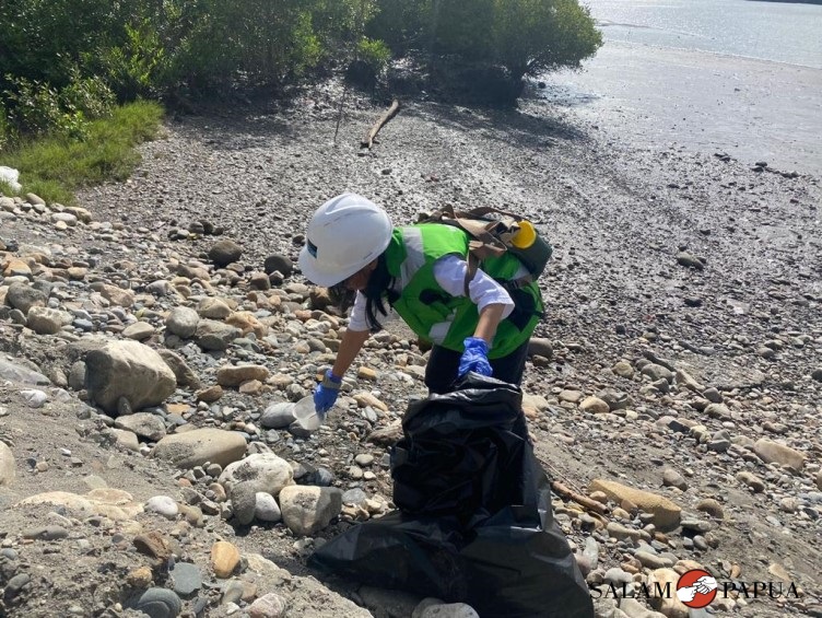 Pembersihan lingkungan di area darat Portsite Mimika (Foto:salampapua.com/Evita)
