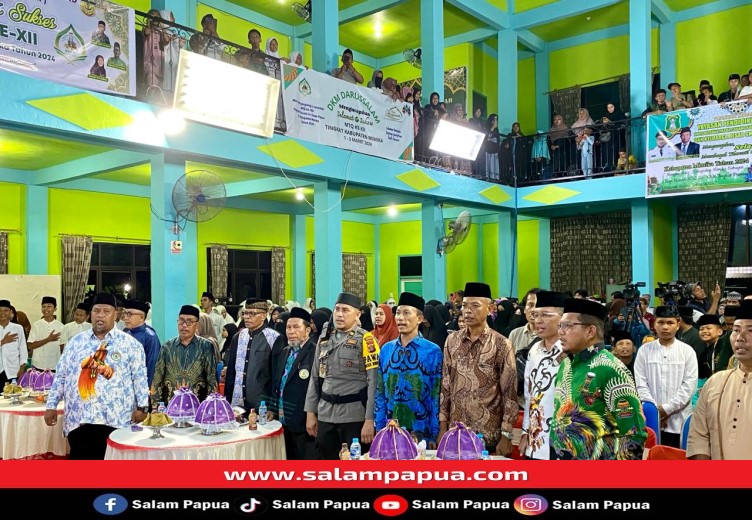 Tamu undangan saat menyanyikan lagu Indonesia Raya (salampapua.com/Evita)