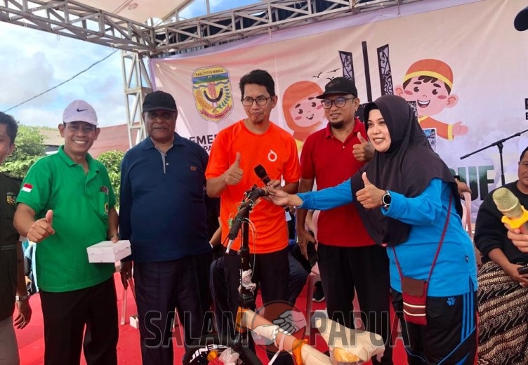Pemberian doorprize sepeda kepada peserta (Foto:salampapua.com/Evita)