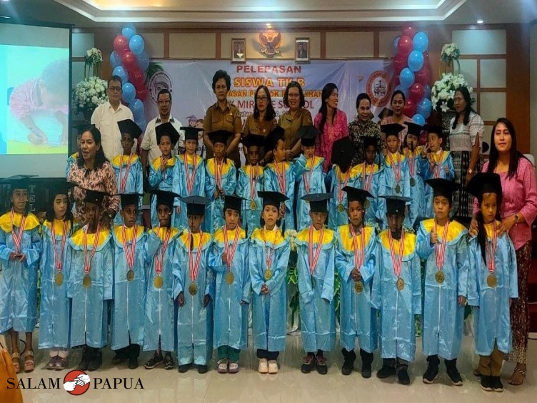 Foto bersama pendiri Pendiri Miracle School Abraham HT Raweyai, Ketua Yayasan Pondok Pemulihan Miracle School Pdt. Hengky Putong, para guru dan 26 Anak TK B Miracle School Angkatan Ke-VII (Foto:salampapua.com/Acik)