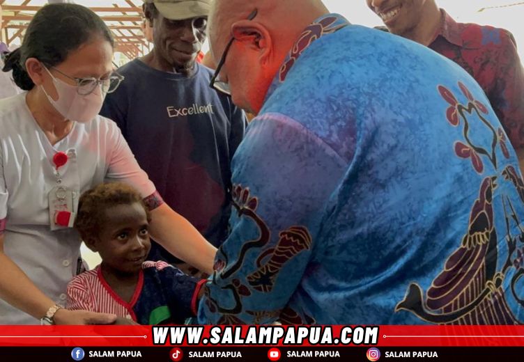Penguntingan tali pasien oleh Wabup Mimika Emanuel Kemong sebagai tanda pasien rawat inap diperbolehkan pulang (salampapua.com/Evita)
