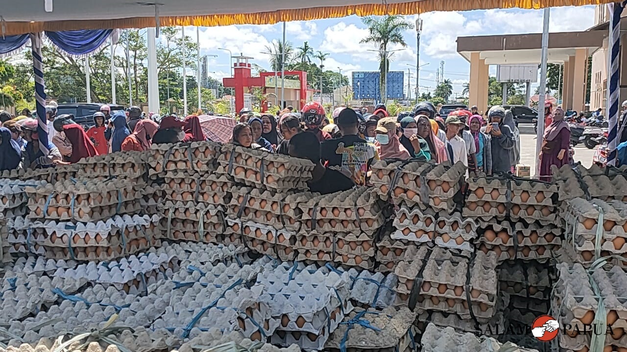 Antrean warga di lapak penjualan telur (Foto:salampapua.com/Acik)