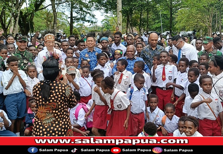Foto bersama usai launching program metode Mimika pandai berhitung metode Gasing (salampapua.com/Acik)