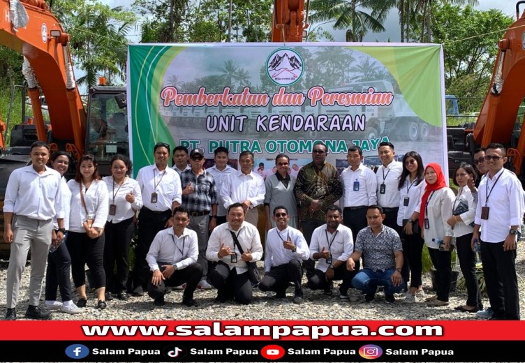 Foto bersama Direktur PT Putra Otomona Jaya Gergorius Okoare dengan pimpinan dan karyawan Bank BRI cabang Timika (salampapua.com/Evita)