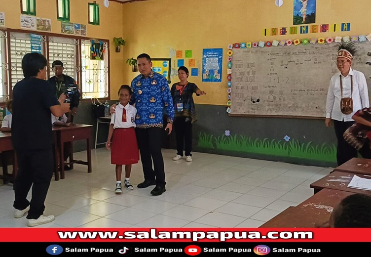 Pj Bupati Mimika, Valentinus Sumito Sudarijanto dan Prof Yohanes Surya saat berinteraksi dengan murid SD (salampapua.com/Acik)