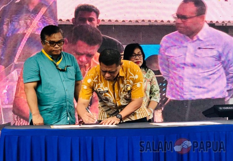 Penandatanganan berita acara serah terima oleh Kadinkes Kabupaten Mimika Reynold Rizal Ubra (salampapua.com/Evita)