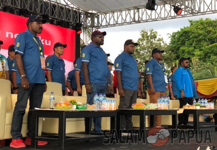 Panitia Porkab saat menyanyikan lagu Indonesia Raya (salampapua.com/Evita)