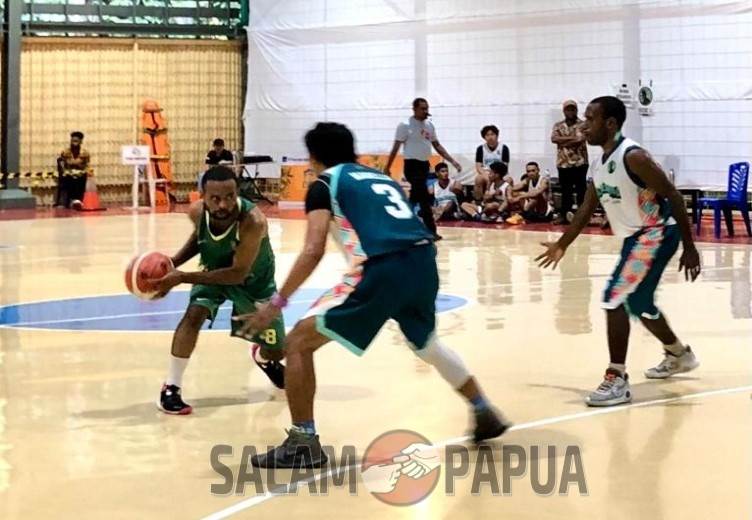Situasi pertandingan tim Basket Putra KKBC A Vs SCM (Foto:salampapua.com/Evita)