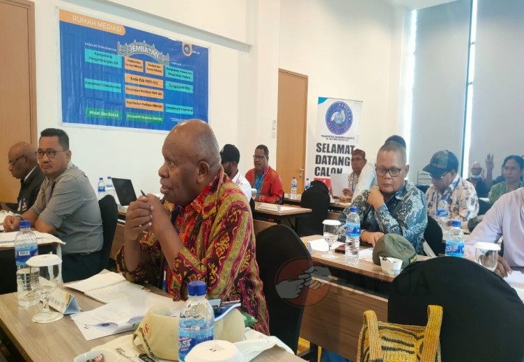 Para peserta/calon mediator serius menyimak materi yang disampaikan narasumber (Foto:salampapua.com/Acik)
