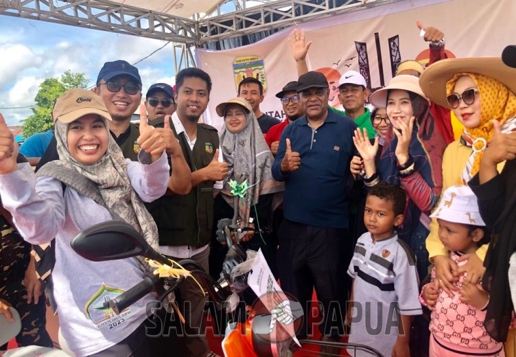 Pemberian doorprize motor listrik kepada peserta (Foto:salampapua.com/Evita)