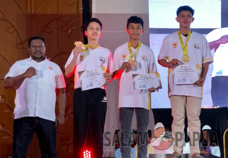 Sekum KONI Mimika Simon Kasamol usai memberikan mendali kepada pemenang lomba (salampapua.com/Evita)