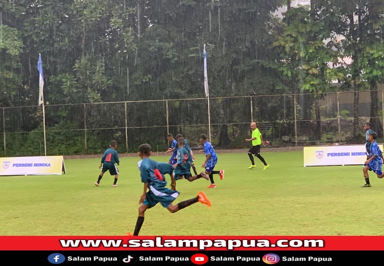 Pertandingan semi final SSB Konica Vs SSB Aruka (salampapua.com/Evita)