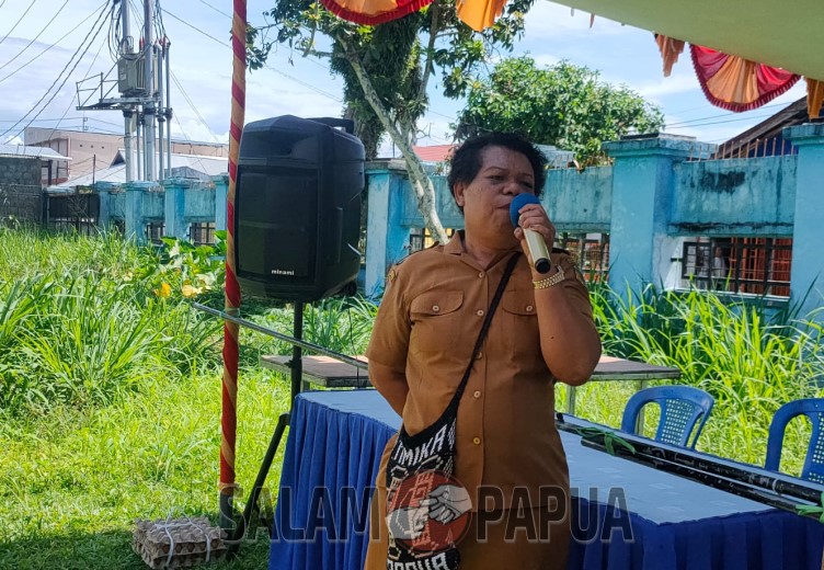 Kepala Seksi Pengembangan Sarana Perdagangan Disperindag Mimika, Ribka D Aibekob saat memandu pelaksanaan pasar murah di Jalan Baru (salampapua.com/Acik)